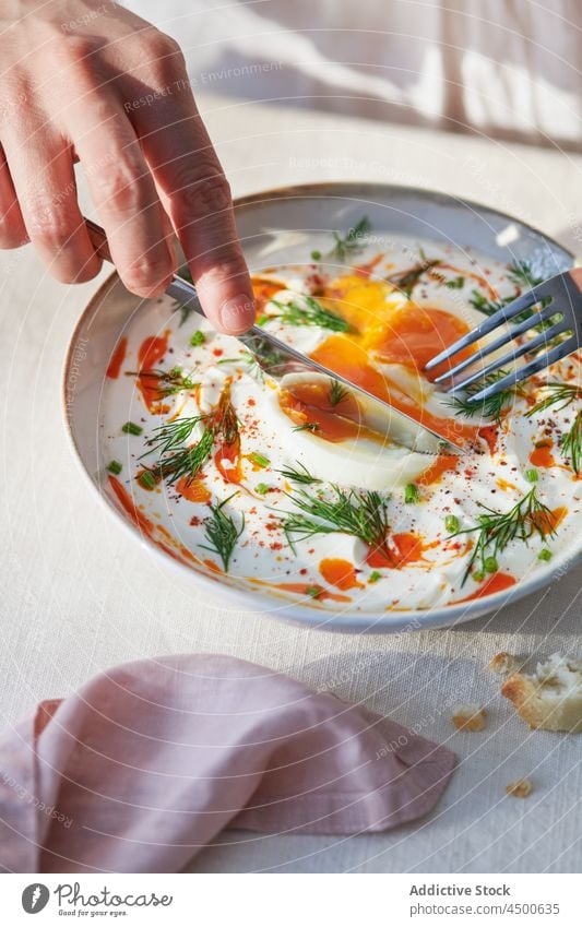 Kropfträger isst türkisches Ei essen Abendessen Mittagessen Mahlzeit Schalen & Schüsseln Gabel Lebensmittel Türkisch geschnitten Portion geschmackvoll Keramik