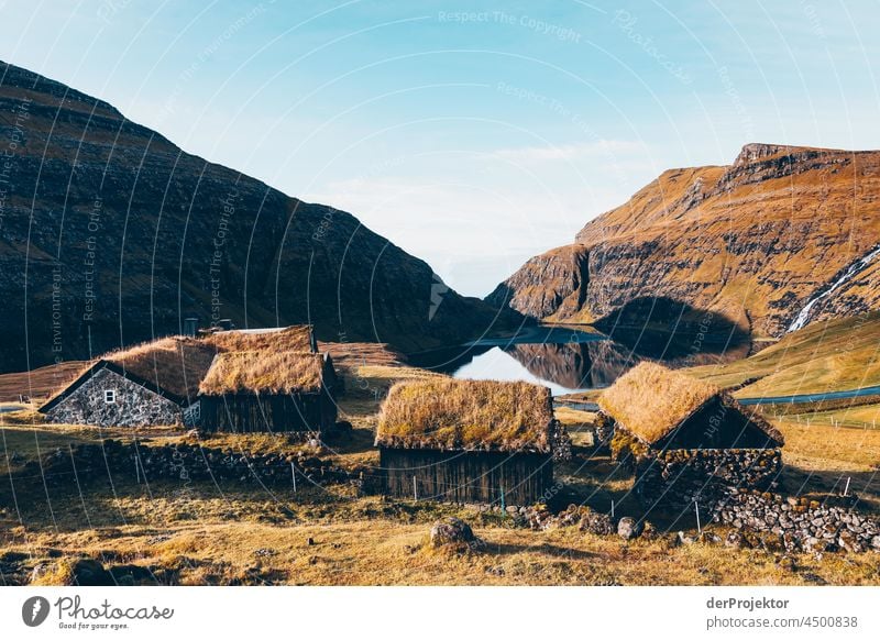 Historische Häuser auf den Färöer Inseln traditionell im Freien spektakulär felsig natürlich Harmonie Wetter Felsen Hügel Umwelt ländlich Hochland malerisch