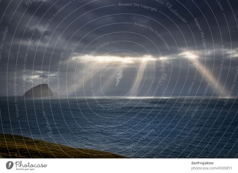 Sonnenstrahlen auf das Meer auf den Färöer Inseln traditionell im Freien spektakulär felsig natürlich Harmonie Wetter Felsen Hügel Umwelt ländlich Hochland