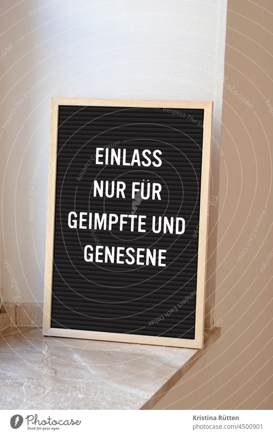 einlass nur für geimpfte und genesene letterboard auf der fensterbank 2G-Regel regel corona covid pandemie zutritt eintritt zugang schutzmaßnahme regelung