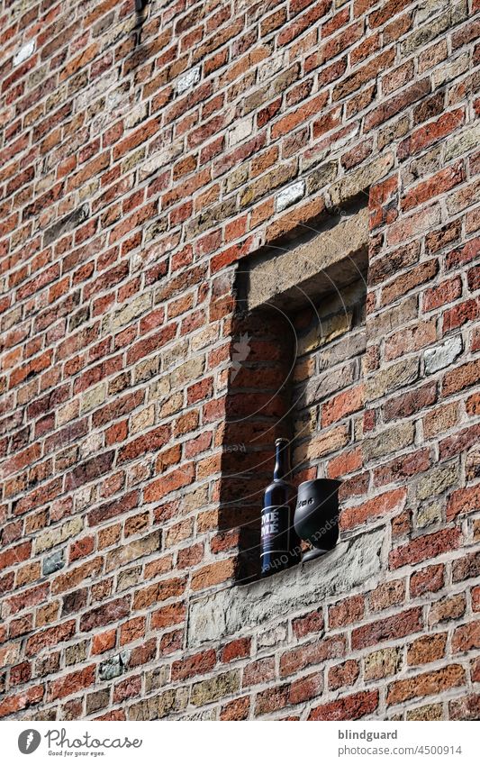 Wenn der Maurer zwischendrin sein Bier vergisst ... Bierflasche Bierkrug Mauer Ziegel alt Fenster Fassade Alkohol Getränk Flasche Glas Steinzeug Menschenleer