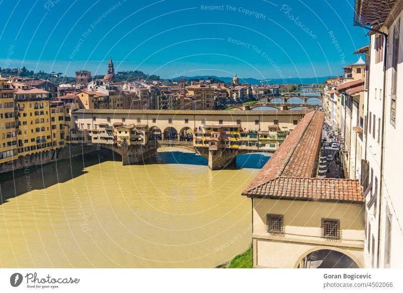 Blick auf die Brücke Ponte Vecchio in Florenz, Italien antik Bogen Architektur Arno Kunst Gebäude Campanile Kirche Großstadt Stadtbild Wolken Tag Dom Duomo