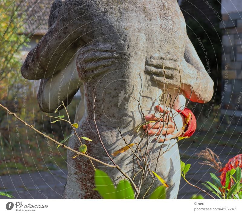 Umarmung einer Steinskulptur Statue Steinfigur Skulptur Bildhauerei Bildhauerkunst nackt Liebe Zärtlichkeit Gefühle und Emotionen Zuneigung Beziehung