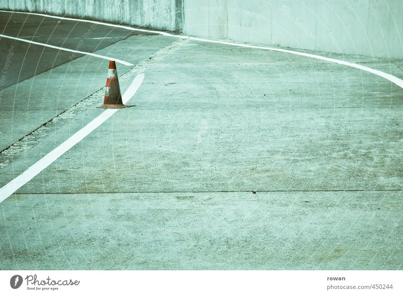 kegel Verkehr Verkehrsmittel Verkehrswege Straßenverkehr Autofahren Verkehrszeichen Verkehrsschild rot kegelförmig Verkehrsleitkegel Schilder & Markierungen