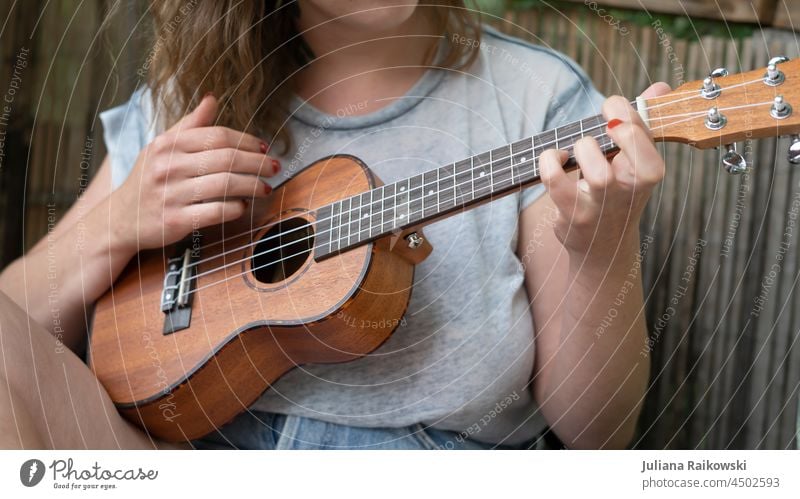 Frau spielt Ukulele draußen Musiker Erholung Lifestyle Instrument Künstler Spielen Stil Ferien & Urlaub & Reisen romantisch natürlich Natur Entertainment