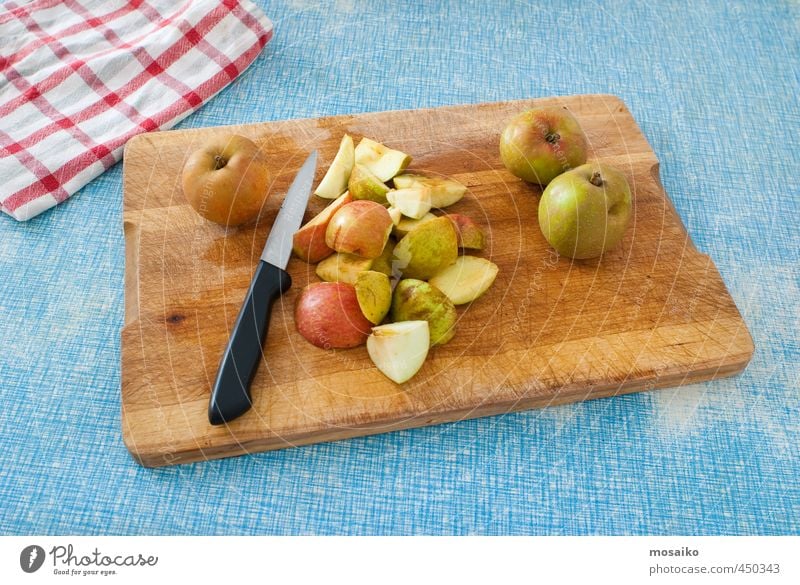 Apfelstücke und Messer auf einem Holzbrett - Thanksgiving Lebensmittel Frucht Frühstück Diät Fasten Gartenarbeit Erntedankfest Essen lecker natürlich retro