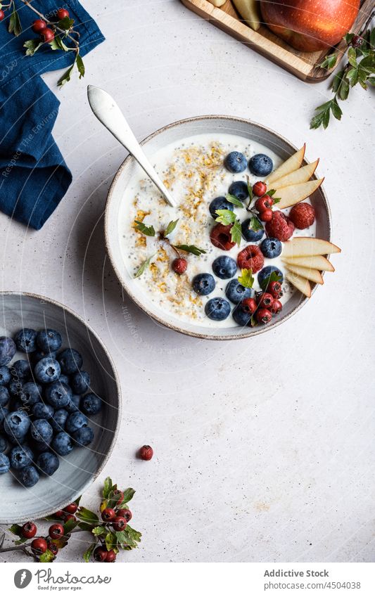 Porridge mit Beeren auf dem Tisch Haferbrei Belag Frühstück gesunde Ernährung Morgen Lebensmittel dienen Vitamin Haferflocken Blaubeeren Himbeeren Mahlzeit