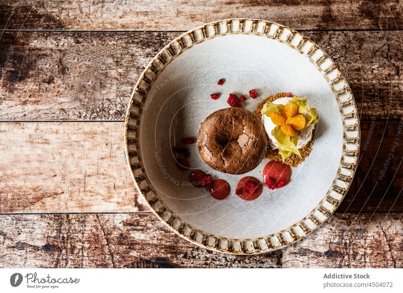 Schüssel mit leckerem Kuchen und Müsli mit Joghurt und Fruchtsauce Dessert Muffin Lebensmittel Frühstück Morgen Physalis gebacken Saucen süß selbstgemacht