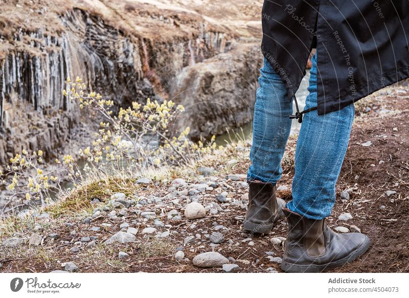 Reisender, der auf einer felsigen Klippe in der Natur steht Person Boden Schlucht rau Landschaft Gelände Formation Island Knüppelkuhschlucht tagsüber Felsen