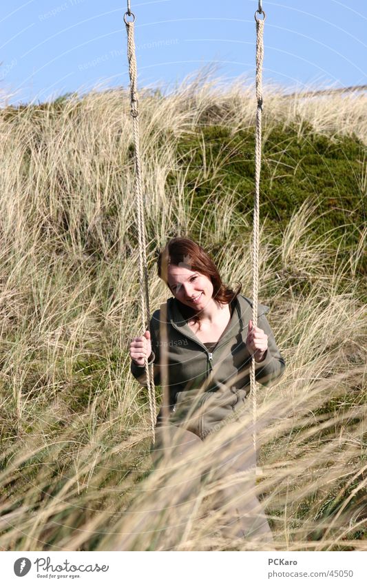 Schaukeln in den Dünen Sylt Frau Gras Wiese Stroh Ferien & Urlaub & Reisen ruhig Romantik Stranddüne