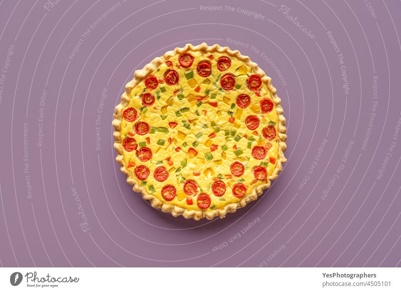 Gemüse-Quiche von oben, isoliert auf lila Hintergrund. gebacken Bäckerei Brunch Kuchen Käse Farbe Kruste Küche ausschneiden Molkerei lecker Abendessen Speise Ei