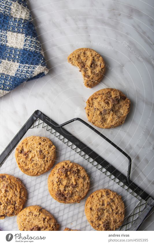 frisch gebackene runde Schokoladenkekse Lebensmittel Kuchen Bonbon Bäckerei Cookies Nahaufnahme geschmackvoll Snack braun Stimmung Feinschmecker Biskuit Essen