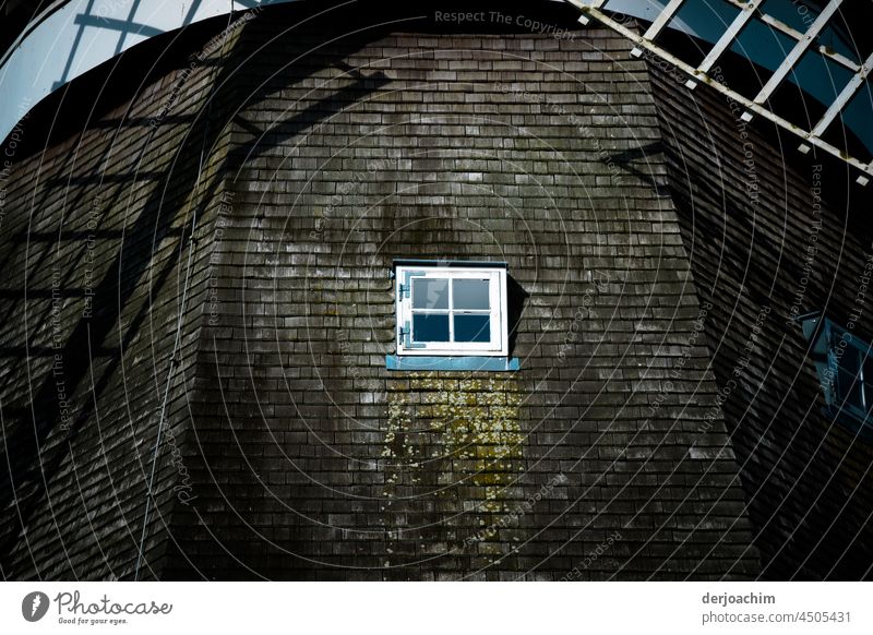 Das kleine  Fenster von der Mühle. Rückseite. Fenster zu geschlossen Fassade Außenaufnahme Architektur alt Gebäude Tag Farbfoto fenster verlassen Menschenleer