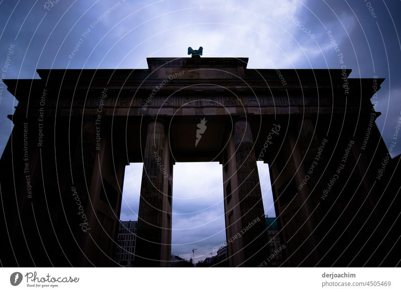 Die eindrucksvolle Skyline vom Brandenburger Tor im Abendlicht. Mit weiß blauen Wolken. Architektur Silhouette Turm Stadt Sehenswürdigkeit Farbfoto Tag