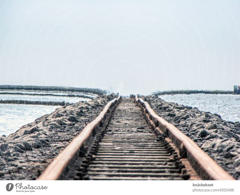 nach nordstrandischmoor Schiene Verkehrswege krumm Hallig Wasser Nordsee Gezeiten Meer Wattenmeer Ferne Horizont Insel Küste