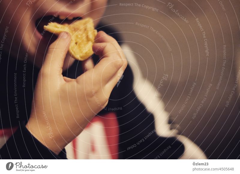 Kind führt Waffel in den Mund Kindheit Leckerbissen lecker Kinderhand Kindermund süß Nachtisch Farbfoto