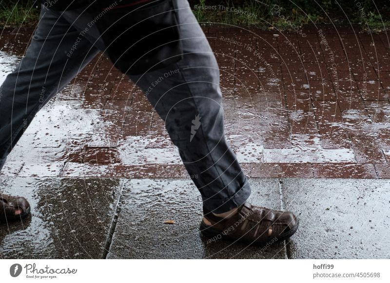 mit Sandalen durch starken Regen prasseln Starkregen nass nasse füße nasse Steine nasse Straße Wasser Wetter nässe Reflexion & Spiegelung grau schlechtes Wetter