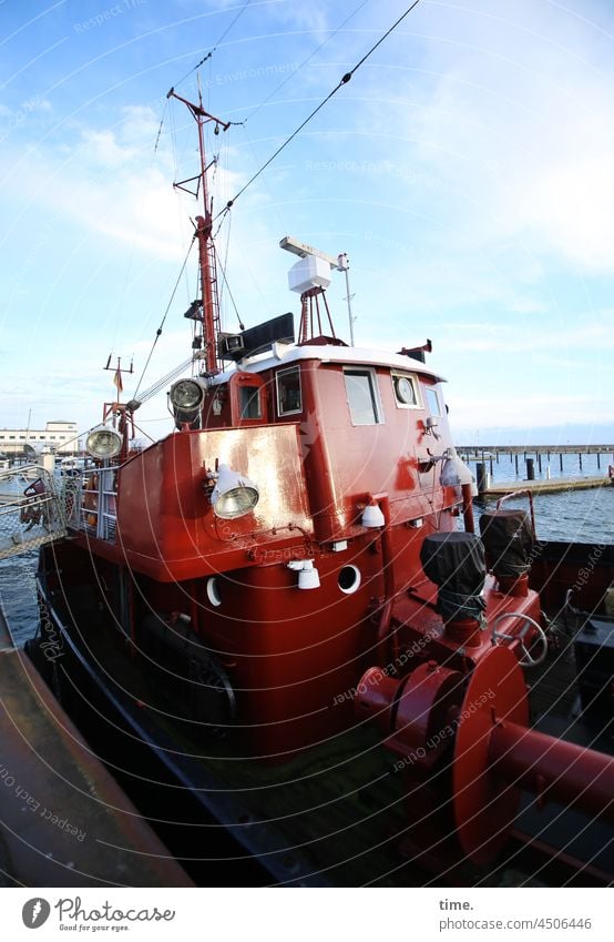 lost places | revived Kutter schiff boot museum alt nostalgie historisch tradition hafen schönes wetter rot Anleger technik lampe mast kabel wasser himmel