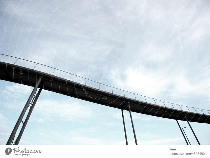 Leichtigkeit, geschwungen brücke hoch elegant himmel wolken hochweg fußgängerbrücke stelzen brückengeländer brückenträger