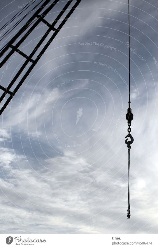 Feierabend • Kran mit Seil, Haken und Kette vor bewölktem Abendhimmel wolken hoch stahl eisen hängen tatenlos diagonal senkrecht hilfsmittel Hebevorrichtung