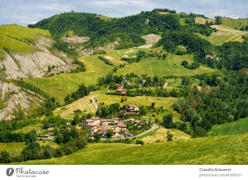 Ländliche Landschaft an der Straße von Sassuolo nach Serramazzoni, Emilia-Romagna. Europa Italien Modena Ackerbau Calanques Außenseite Bauernhof Feld grün Hügel