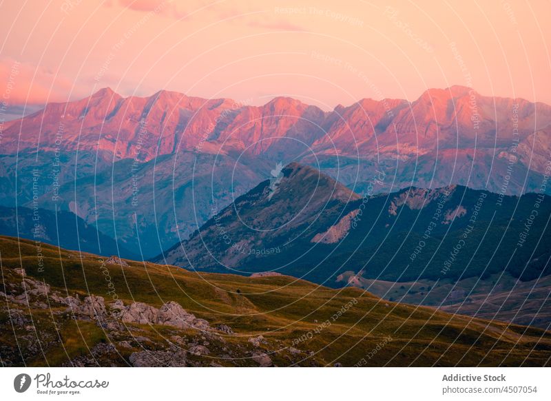 Gebirgsgegend gegen klaren Himmel Berge u. Gebirge Felsen Klippe Hochland Ambitus Natur Kamm Berghang Reittier wolkig Höhe hoch Pyrenäen Spanien rau Formation