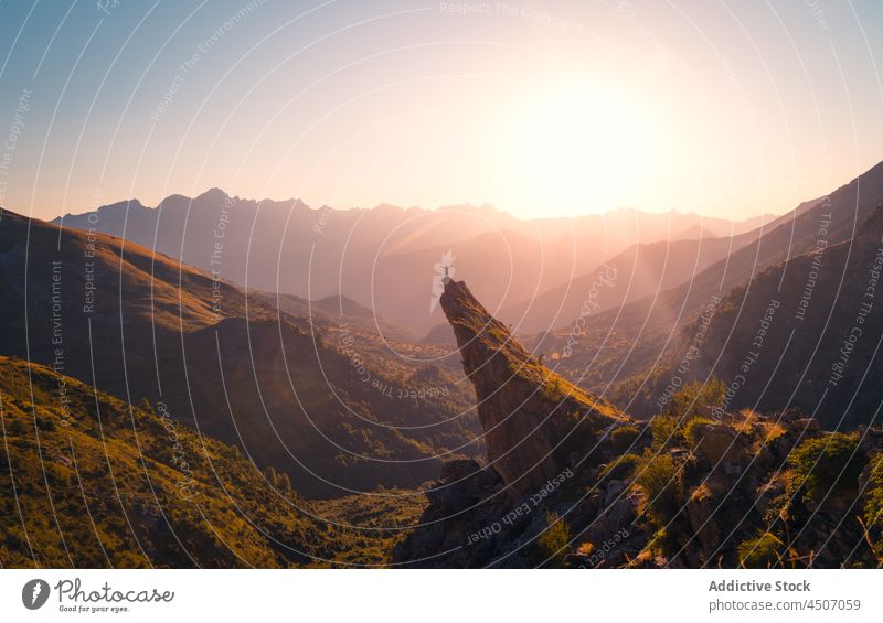 Gebirgsgegend gegen klaren Himmel Berge u. Gebirge Felsen Klippe Hochland Ambitus Natur Kamm Berghang Reittier wolkig Höhe hoch Pyrenäen Spanien rau Formation