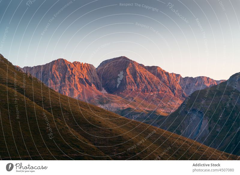 Gebirgsgegend gegen klaren Himmel Berge u. Gebirge Felsen Klippe Hochland Ambitus Natur Kamm Berghang Reittier Höhe hoch Pyrenäen Spanien rau Formation Umwelt