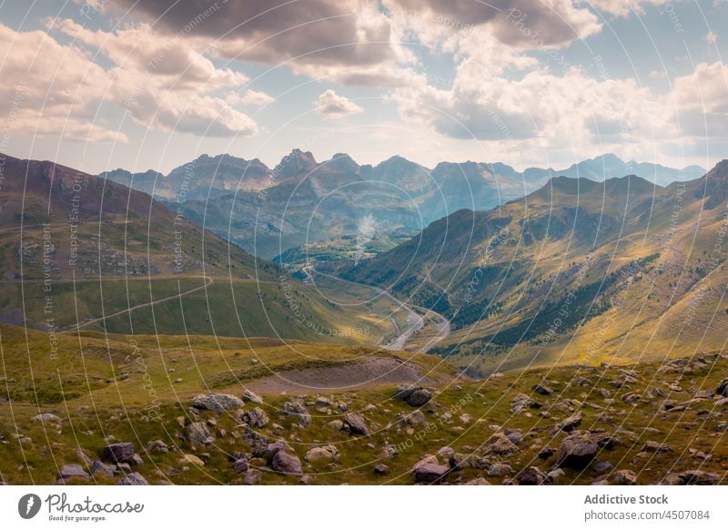 Grasbewachsenes Tal gegen Bergkamm Hügel Berge u. Gebirge Natur Berghang Reittier Felsen Ambitus Landschaft Hügelseite steil Pyrenäen Spanien rau Formation