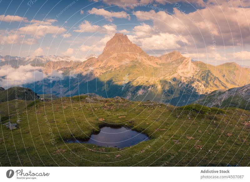 Feld mit Pfütze gegen Berge Berge u. Gebirge Natur Berghang Reittier Felsen Ambitus Landschaft steil Pyrenäen Spanien rau Formation Umwelt felsig Wasser Stein