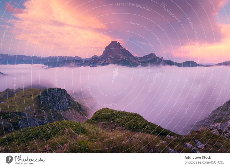 Mit Nebel bedeckte Bergkette Berge u. Gebirge Klippe Berghang Reittier Felsen Natur Ambitus Abend Landschaft steil Hügel Pyrenäen Spanien Dunst dick rau