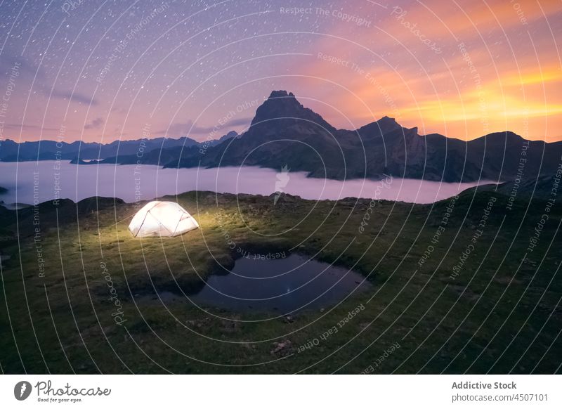 Glühendes Zelt auf dem Bergkamm bei nebligem Wetter Berge u. Gebirge Klippe Nebel Felsen Natur Abend Camping Tourismus glühen leuchten Ambitus Landschaft