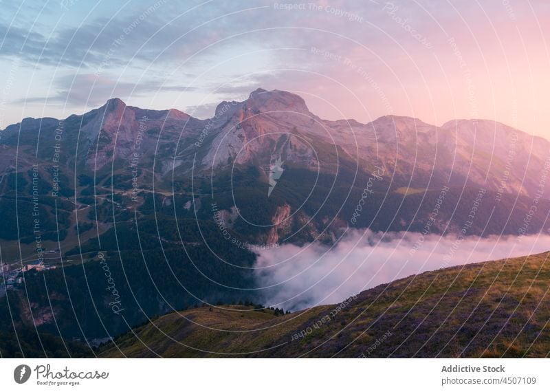 Mit Nebel bedeckte Bergkette Berge u. Gebirge Klippe Berghang Reittier Felsen Natur Ambitus Abend Landschaft steil Hügel Pyrenäen Spanien Dunst dick rau