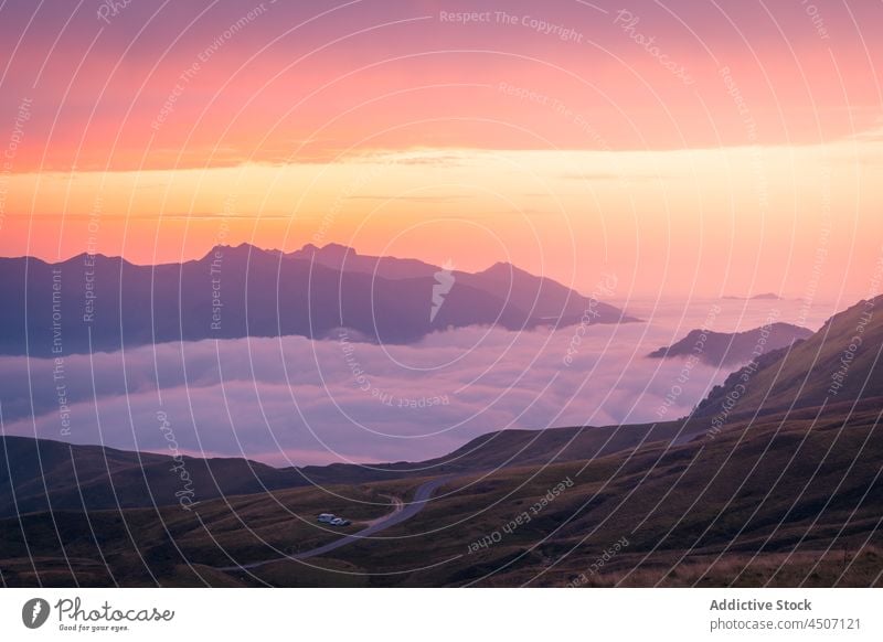 Mit Nebel bedeckte Bergkette Berge u. Gebirge Klippe Berghang Reittier Felsen Natur Ambitus Abend Landschaft steil Hügel Pyrenäen Spanien Dunst dick rau