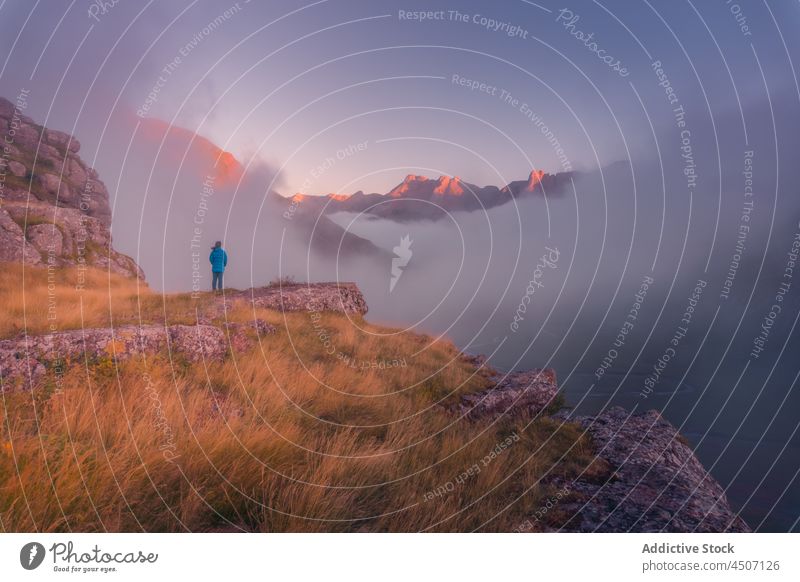 Anonymer Reisender in bergigem Terrain mit Nebel Tourist Berge u. Gebirge Abenteuer Natur Reittier Wanderer reisen Pyrenäen Spanien Umwelt Landschaft wild