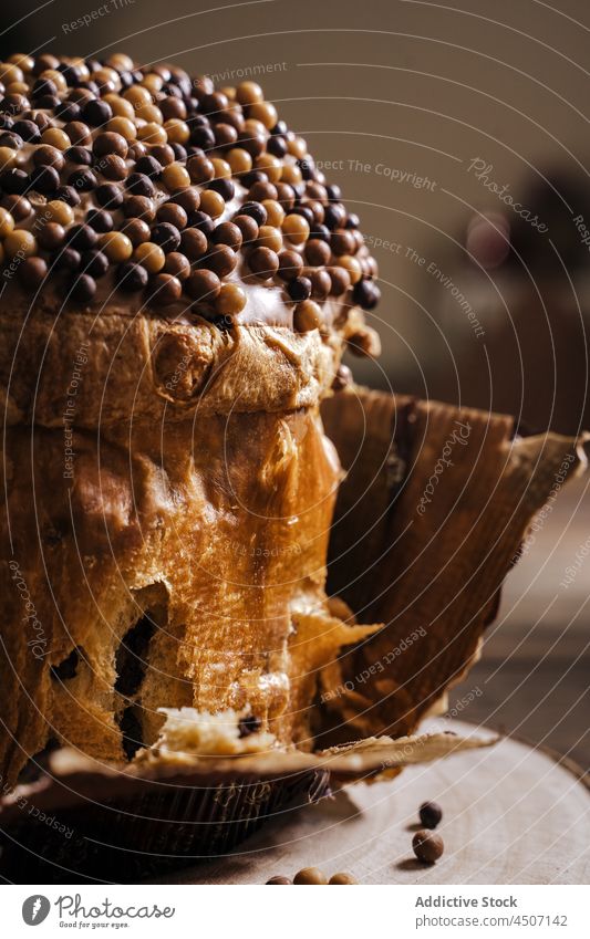 Torte mit süßem Belag auf Holzständer Panettone Dessert Weihnachten dienen Tradition selbstgemacht feiern bestäuben Neujahr Feiertag geschmackvoll lecker