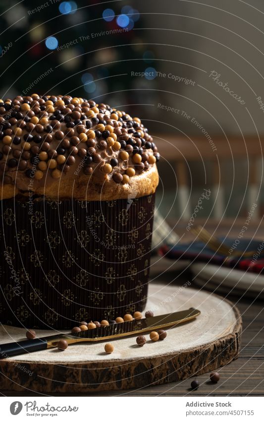 Torte mit süßem Belag auf Holzständer Panettone Dessert Weihnachten dienen Tradition selbstgemacht feiern bestäuben Neujahr Feiertag geschmackvoll lecker