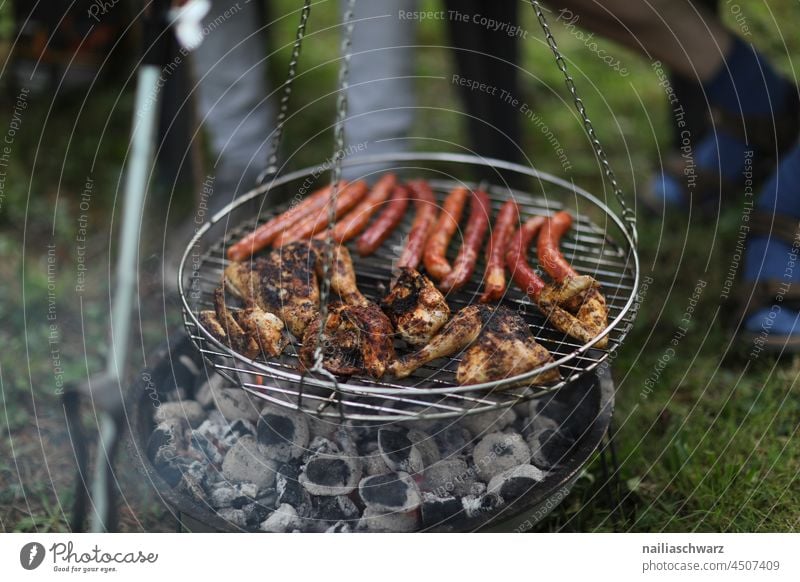 Grillen. Camping gegrilltes Fleisch Essenszeit essen und trinken glühen erwärmen Gastronomie Koch im Freien Spieße Fuß Wochenende Grillparty Party Mahlzeit