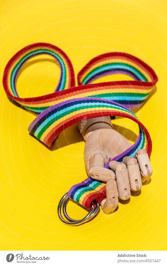 Buntes Band in der Hand der Schaufensterpuppe Gurt Konzept künstlich Accessoire Design Stil Regenbogen Ring kreativ Licht farbenfroh lebhaft Metall Farbe hell