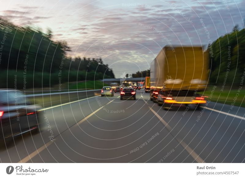 Autobahnverkehr, Bewegungsunschärfe Fahrzeuge.Transport-LKWs und Autos verschwommenes Bild. Straße Verkehr Unschärfe Geschwindigkeit reisen Sonnenuntergang