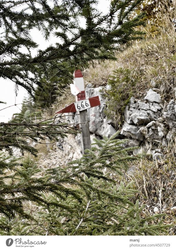 Schilder | 666 in diesem Fall aber die Nummer eines Wanderweges Zahl Schilder & Markierungen Ziffern & Zahlen Wegweiser wandern Ferien & Urlaub & Reisen