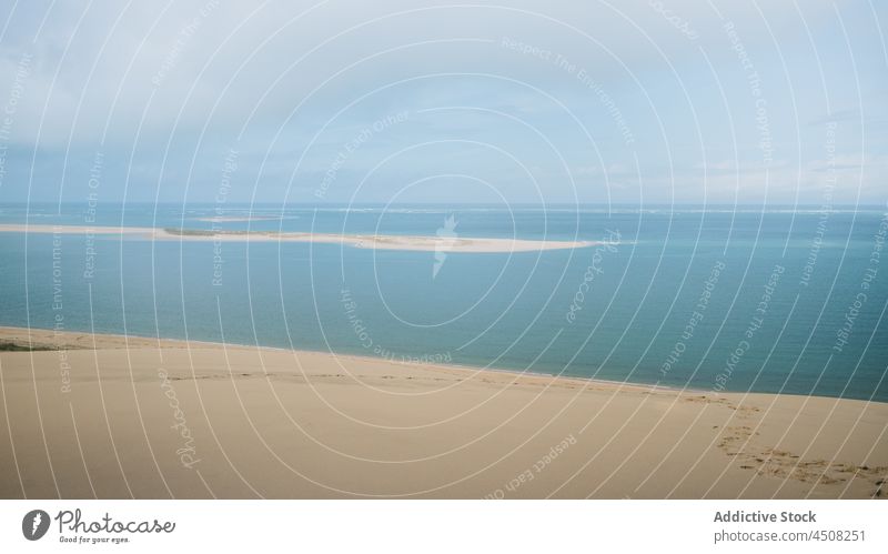 Sandstrand des blauen Meeres in tropischem Terrain MEER Natur Landschaft Tierwelt Strand exotisch wüst Ufer Umwelt Wasser Cloud Horizont Meerwasser Küste Szene