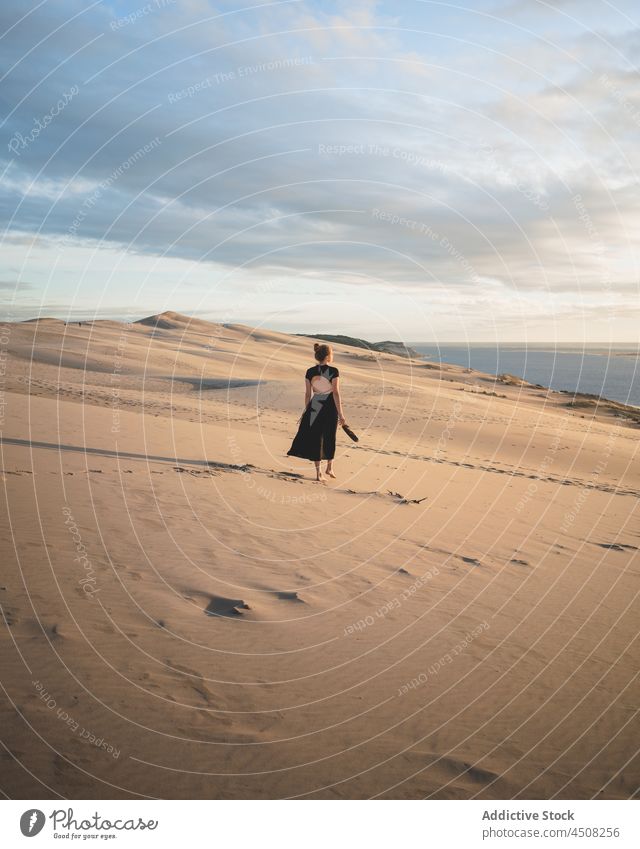 Frau im Kleid geht auf Sanddünen wüst Düne trocken heiß Harmonie elegant exotisch Freiheit Gelassenheit Umwelt Barfuß Hügel erkunden erwärmen Sonnenlicht Dürre