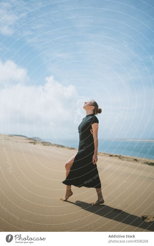 Frau im Kleid geht auf Sanddünen wüst Düne trocken heiß Harmonie elegant exotisch Freiheit Gelassenheit Umwelt Barfuß Hügel erkunden erwärmen Sonnenlicht Dürre