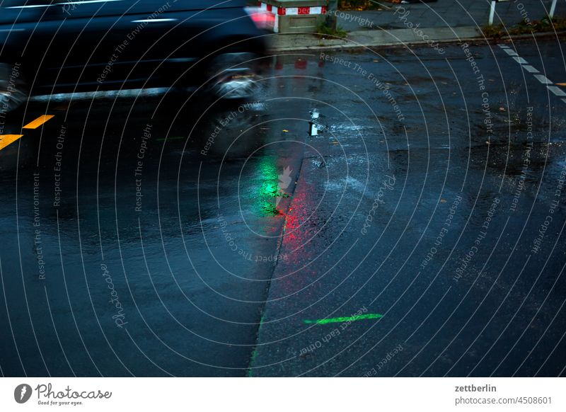 Straßenverkehr im Herbst abbiegen asphalt ecke fahrbahnmarkierung fahrradweg hauptstraße hinweis kante kurve linie links nass nässe orientierung rechts regen