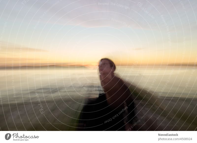 Teenager-Mädchen am Strand, Zooming-Technik-Bild Zoomen Teenagermädchen außerhalb im Freien Technikfotografie verschwommener Hintergrund verschwommene Bewegung