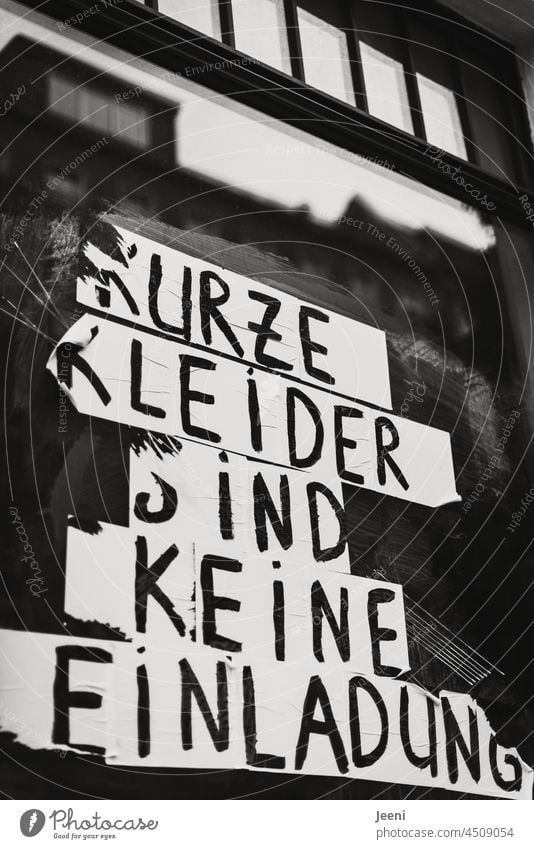 Kurze Kleider sind keine Einladung Sexuelle Belästigung Gewalt Sexualität Opfer Missbrauch Angst Schriftzeichen Schmerz Sexismus Scham Aggression protestieren