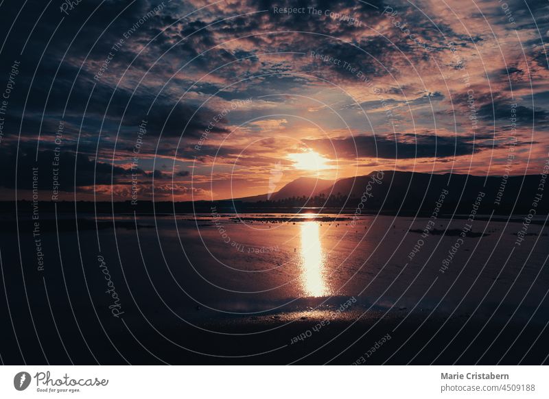 Dramatischer Himmel bei Sonnenuntergang über einem See in Kambodscha traumhaft Dämmerung Textfreiraum keine Menschen im Freien majestätisch Freiheit idyllisch