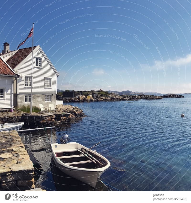 Weißes Motorboot in den norwegischen Schären Norwegen Norwegenurlaub Küste Schärengarten Schäreninsel weiß blau Blauer Himmel Meer Meereslandschaft Wasser