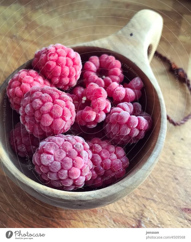 gefrorene Himbeeren in einer Holztasse Frucht Lebensmittel lecker Dessert süß geschmackvoll Farbfoto Nahaufnahme Beeren frisch rot eiskalt natürlich Gesundheit